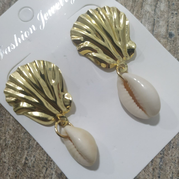 Серьги-гвоздики Ракушка Каури створка раковины большая металл золотистый