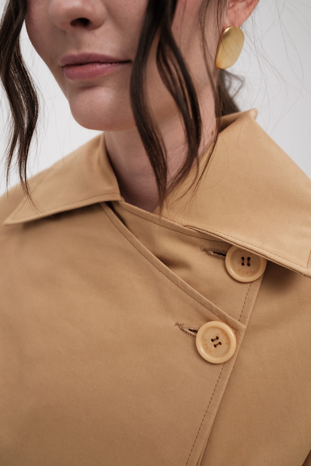 Бежевый тренч с двумя кокетками