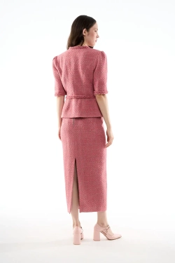 Жакет с объемными плечами и баской ягодный