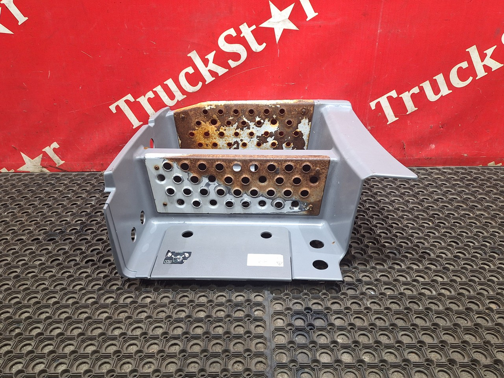 Корпус подножек правый