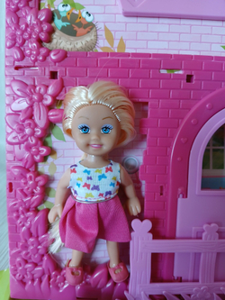 Игровой домик "На вилле" кукла, домик, мебель, машина, мотоцикл. кукла 11,5 см, домик 36 см. Домик в36*ш22*г22см.