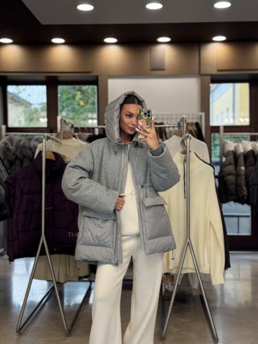 Комбинированный удлиненный пуховик серого цвета