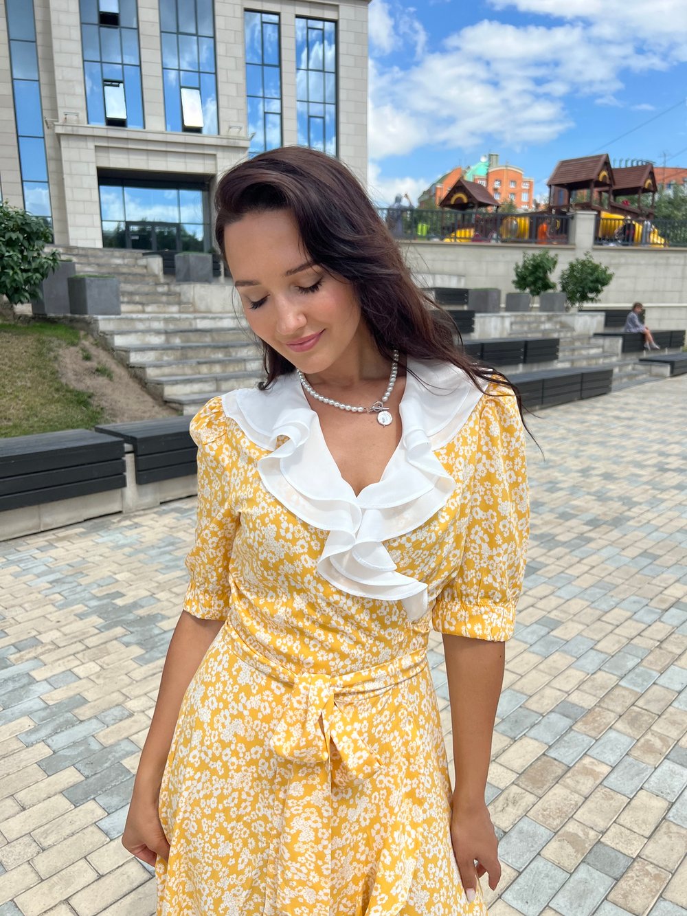 Платье желтое на запах из вискозы