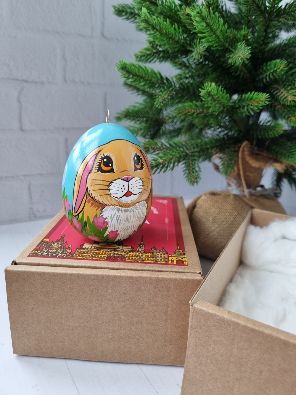 Фарфоровое пасхальное  яйцо "Весенний кролик"