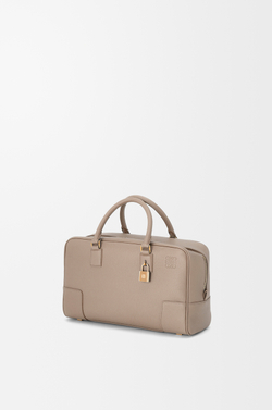 Loewe Сумка Amazona 28 из мягкой зернистой телячьей кожи, песочный