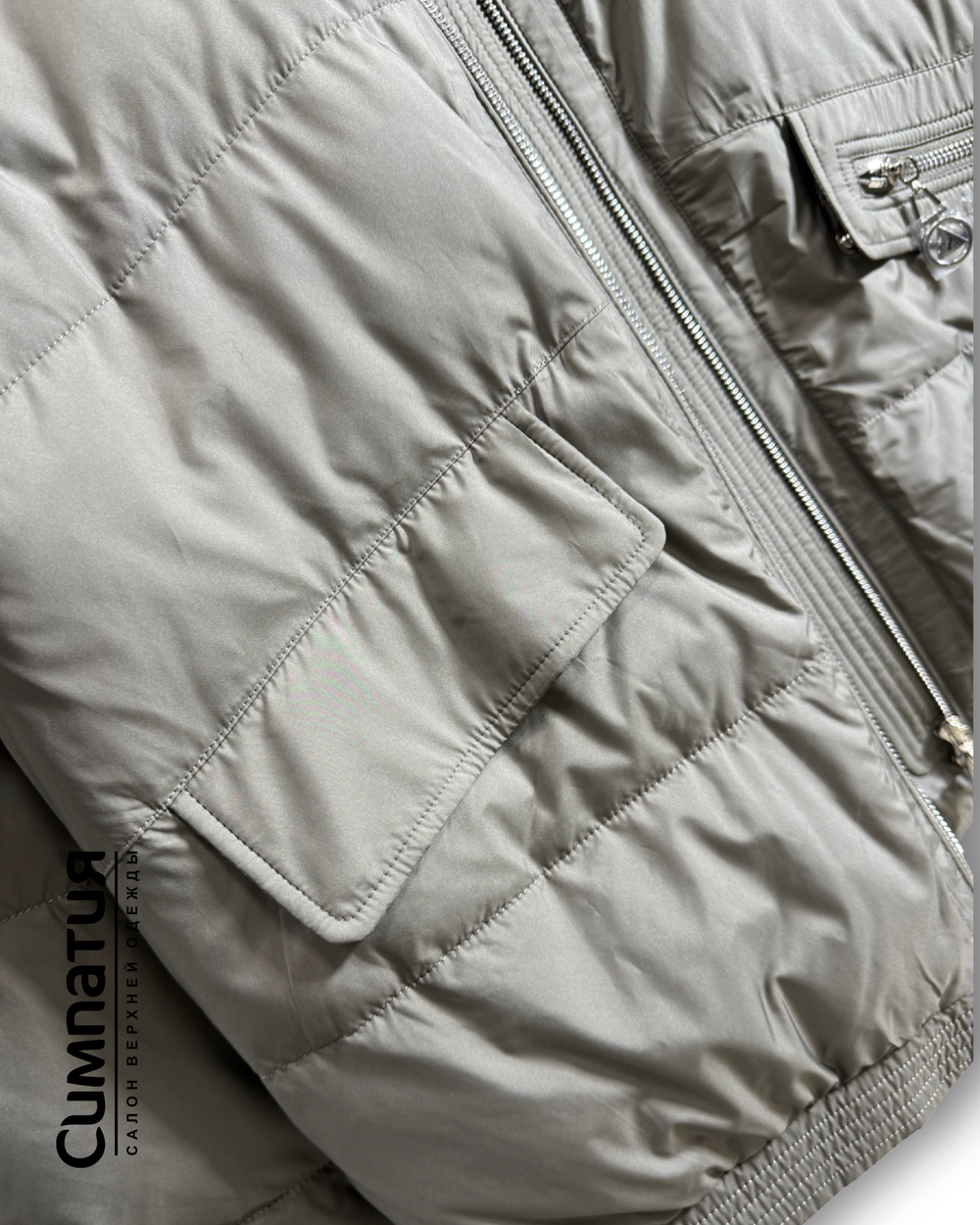 Куртка цвета хаки с высоким воротником и капюшоном