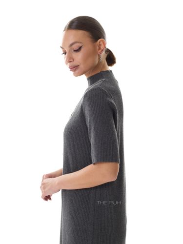 Трикотажное платье серого цвета с кулоном