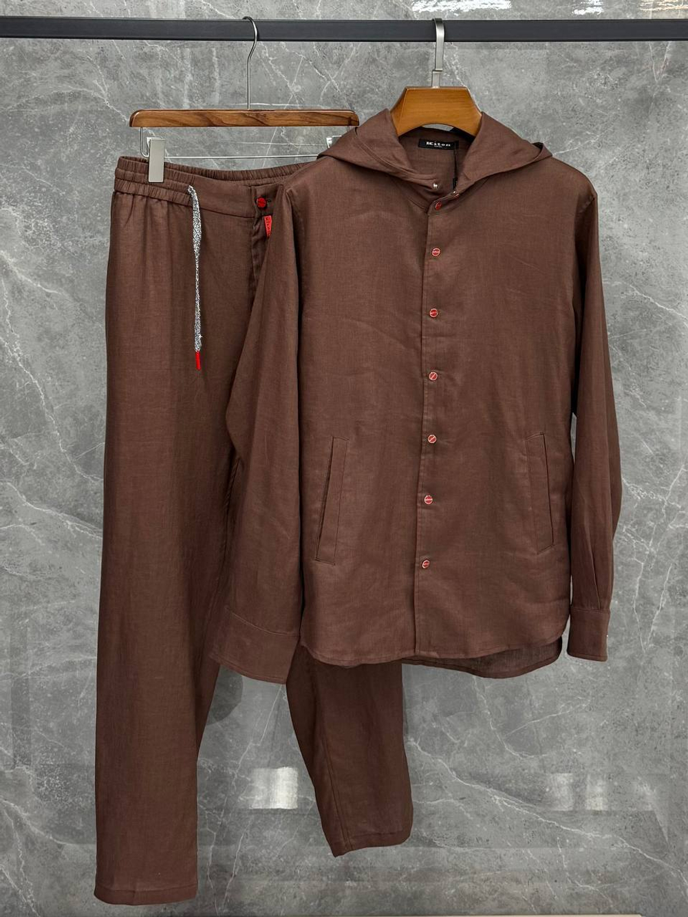 Льняной костюм Kiton