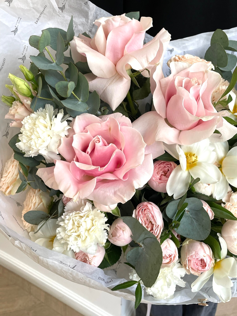 Букет сборный из кустовых пионовидных роз, эвкалипта и одноголовых роз