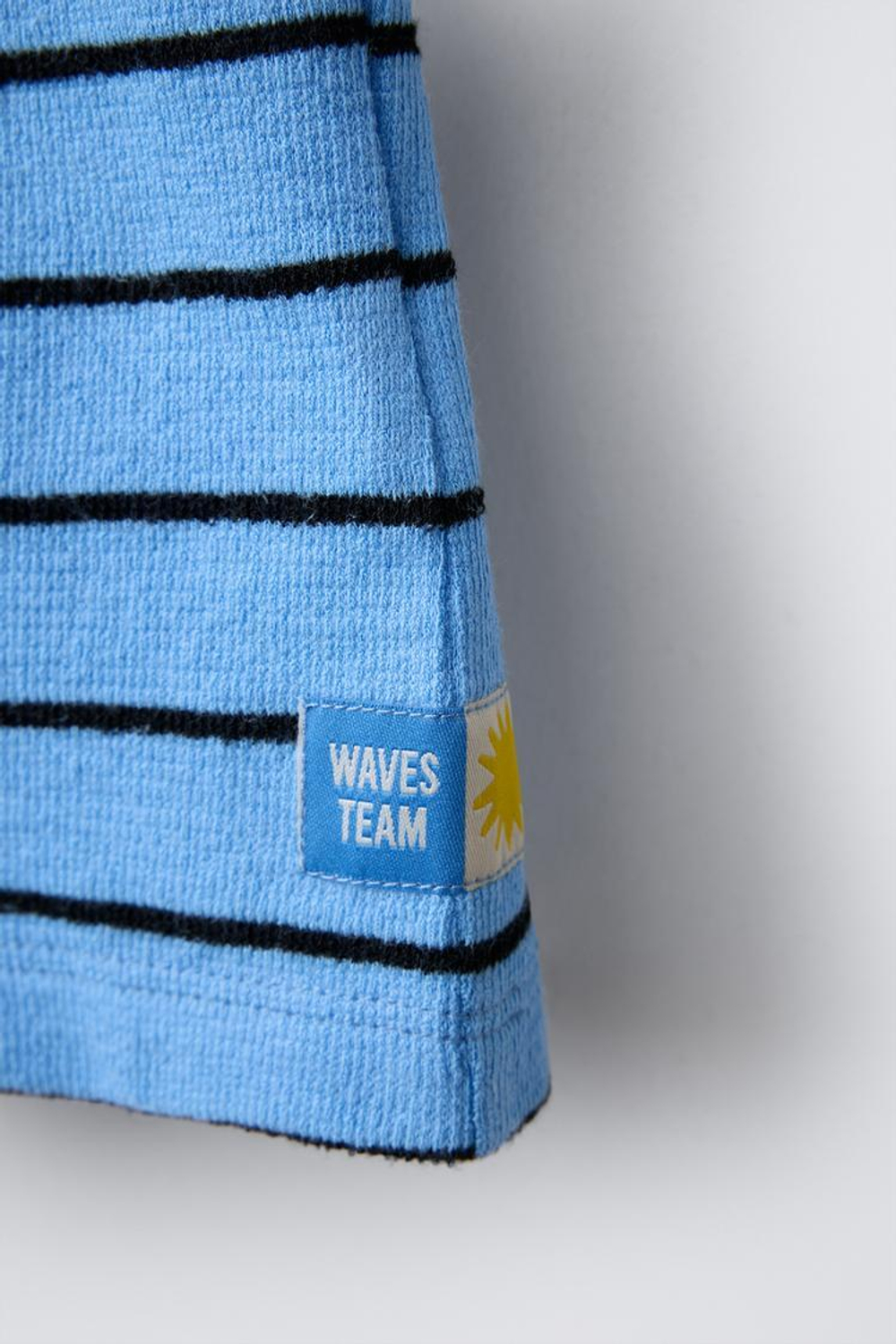 ZARA КОМПЛЕКТ ИЗ ФУТБОЛКИ И ШОРТОВ-ДЖОГГЕРОВ В ПОЛОСКУ, СИНИЙ