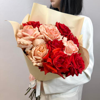 «Бархатный акцент» букет французских роз Кахала и Нина