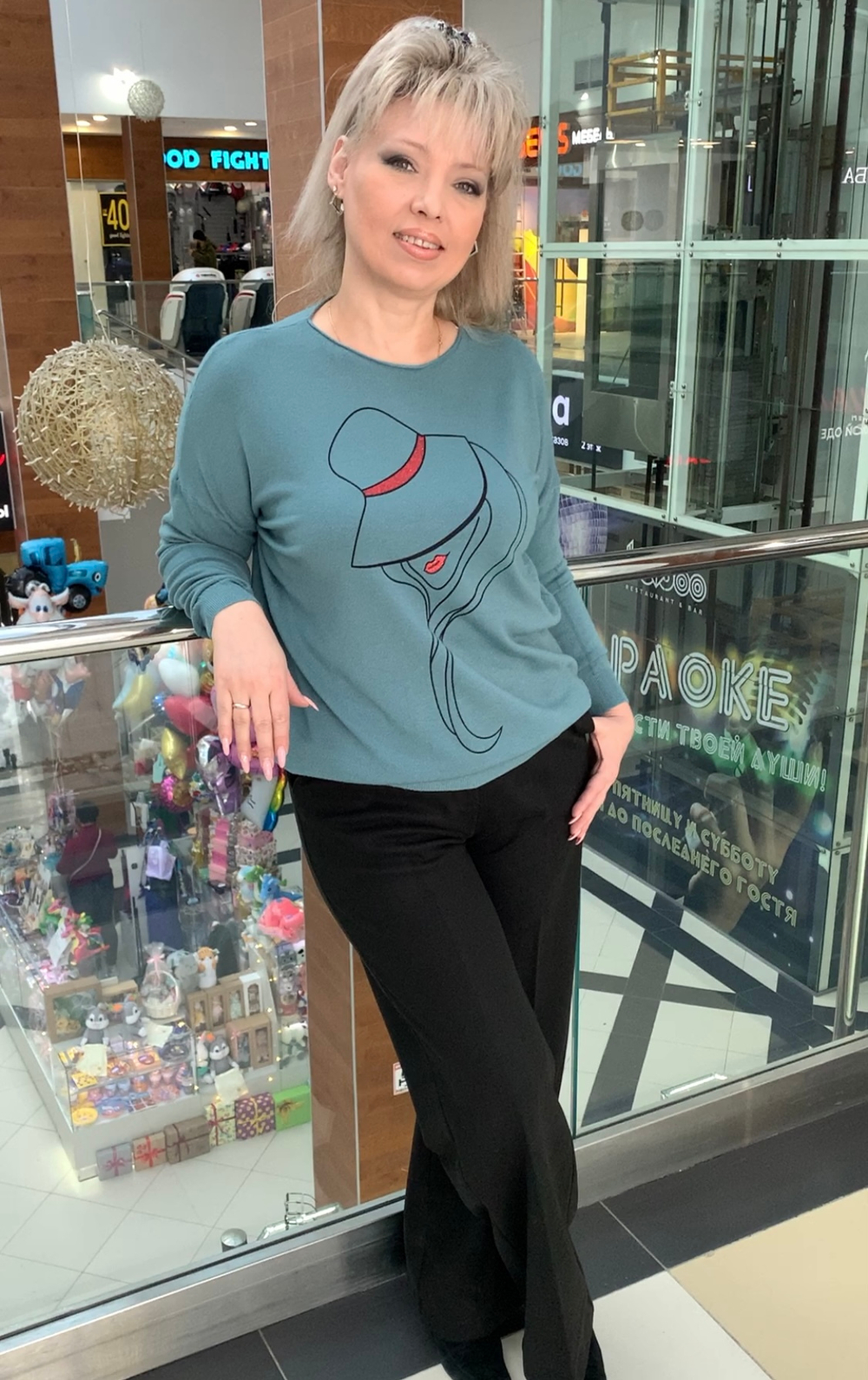 Джемпер с изображением модницы в шляпке