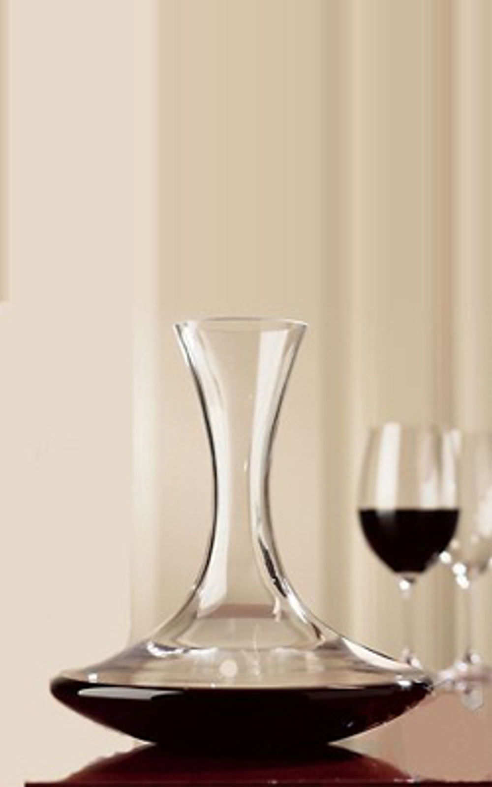 Декантер для вина 2000 мл Riedel Ultra Magnum Австрия на столе