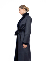 Женское тёмно-синее пальто из овчины с меховой отделкой