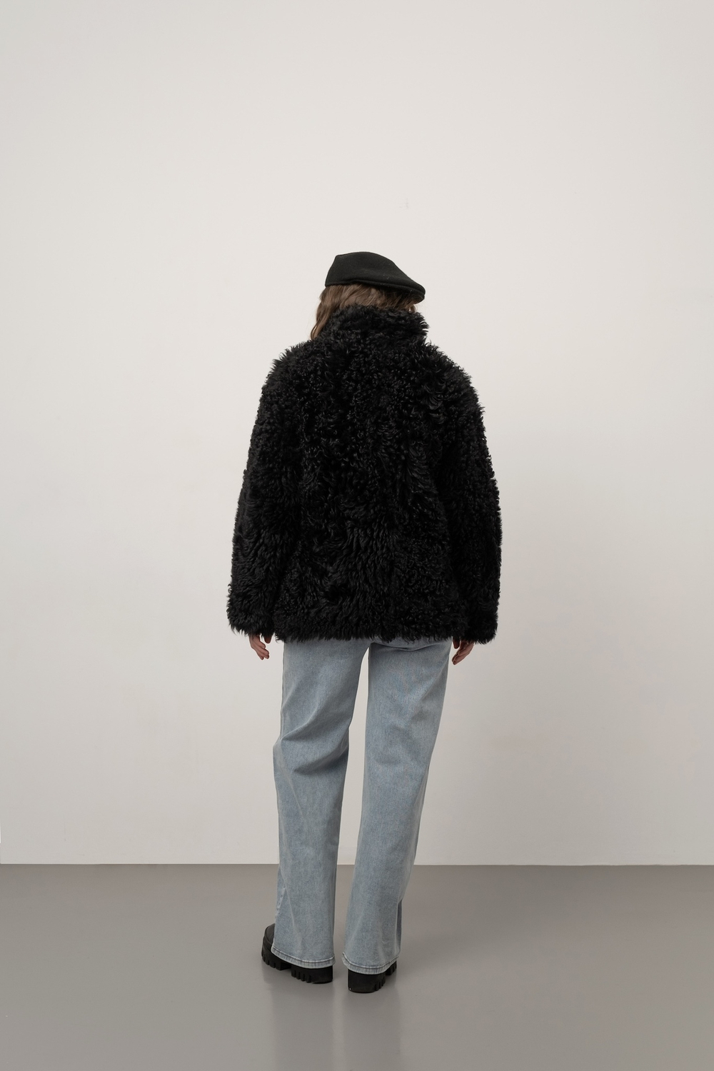 Чёрная шуба с накладными карманами