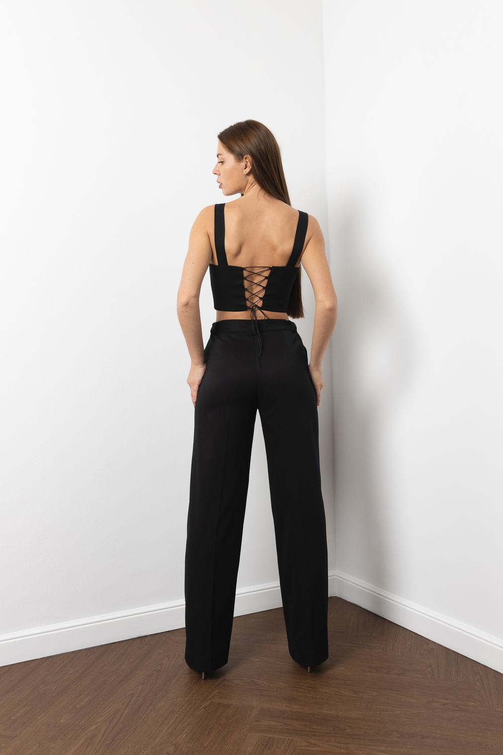 Брюки прямого кроя в черном оттенке