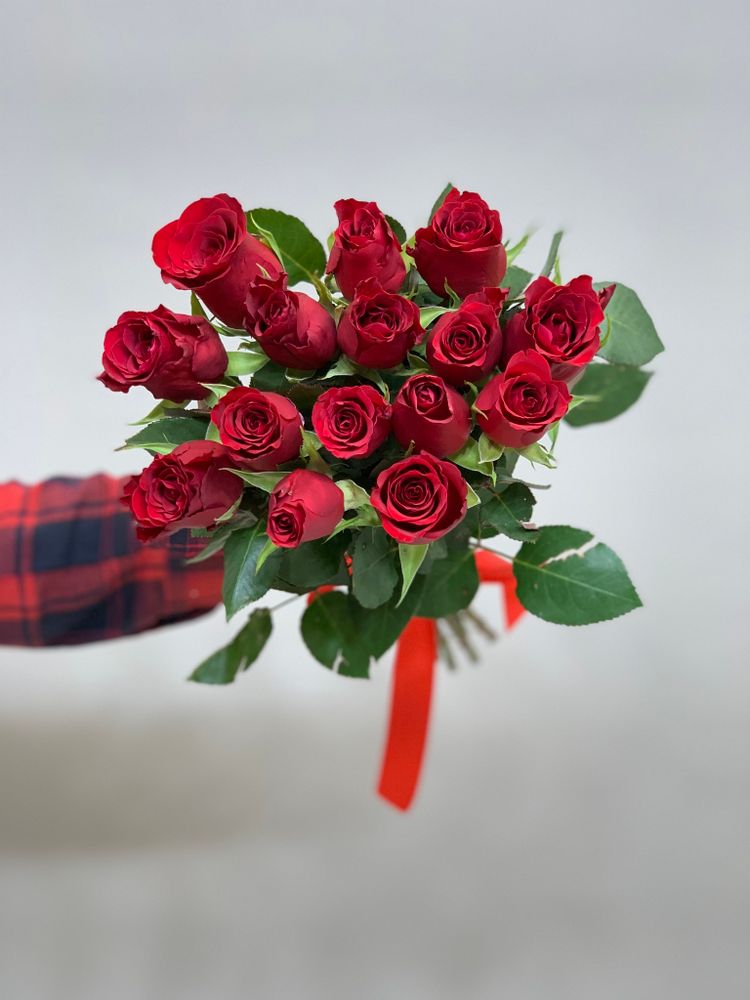 Букет 15 роз Кения 40 см в ленте красные