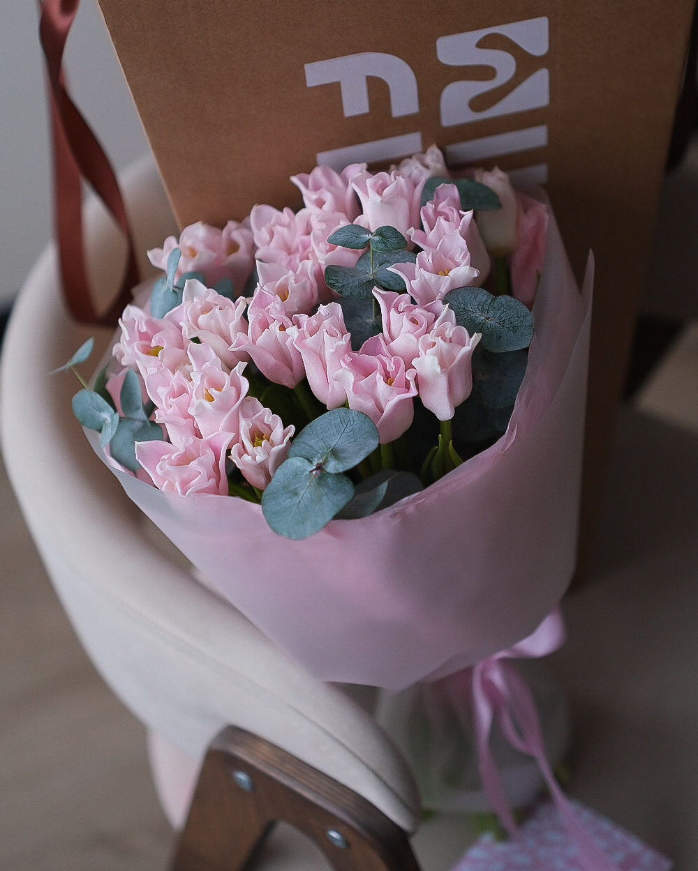 Монобукет из 25 тюльпанов Crown of Dynasty с эвкалиптом