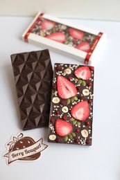 Шоколадная плитка ТЕМНАЯ "Клубничная полянка"