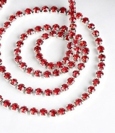 Цепь со стразами, ss 8, ш. 2,4 мм, красный в серебряной оправе