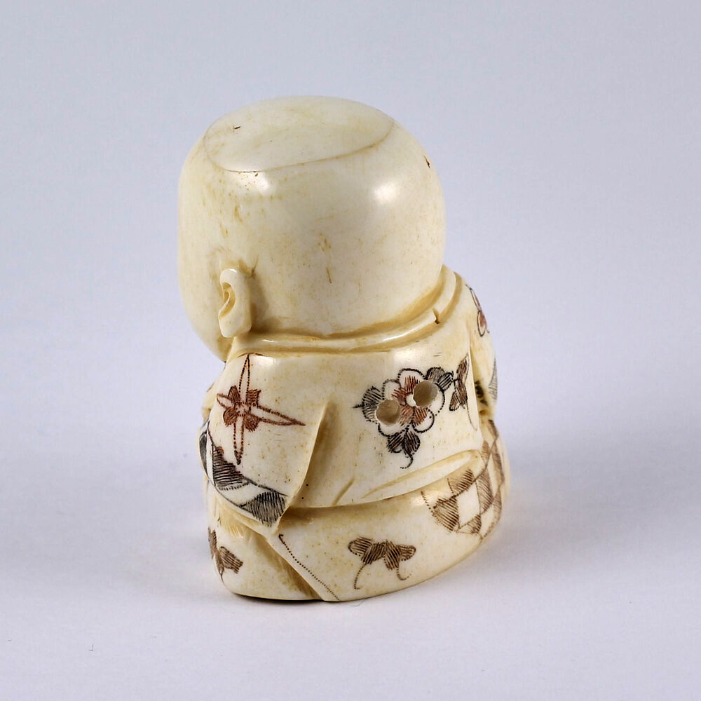 Нэцкэ Мальчик Карако с корзиной рыбы