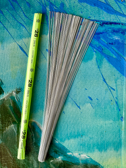 Проволока длинная японская формат U в зеленой упаковке № 28 Белая, длина 72 см согнута пополам, 100 штук.