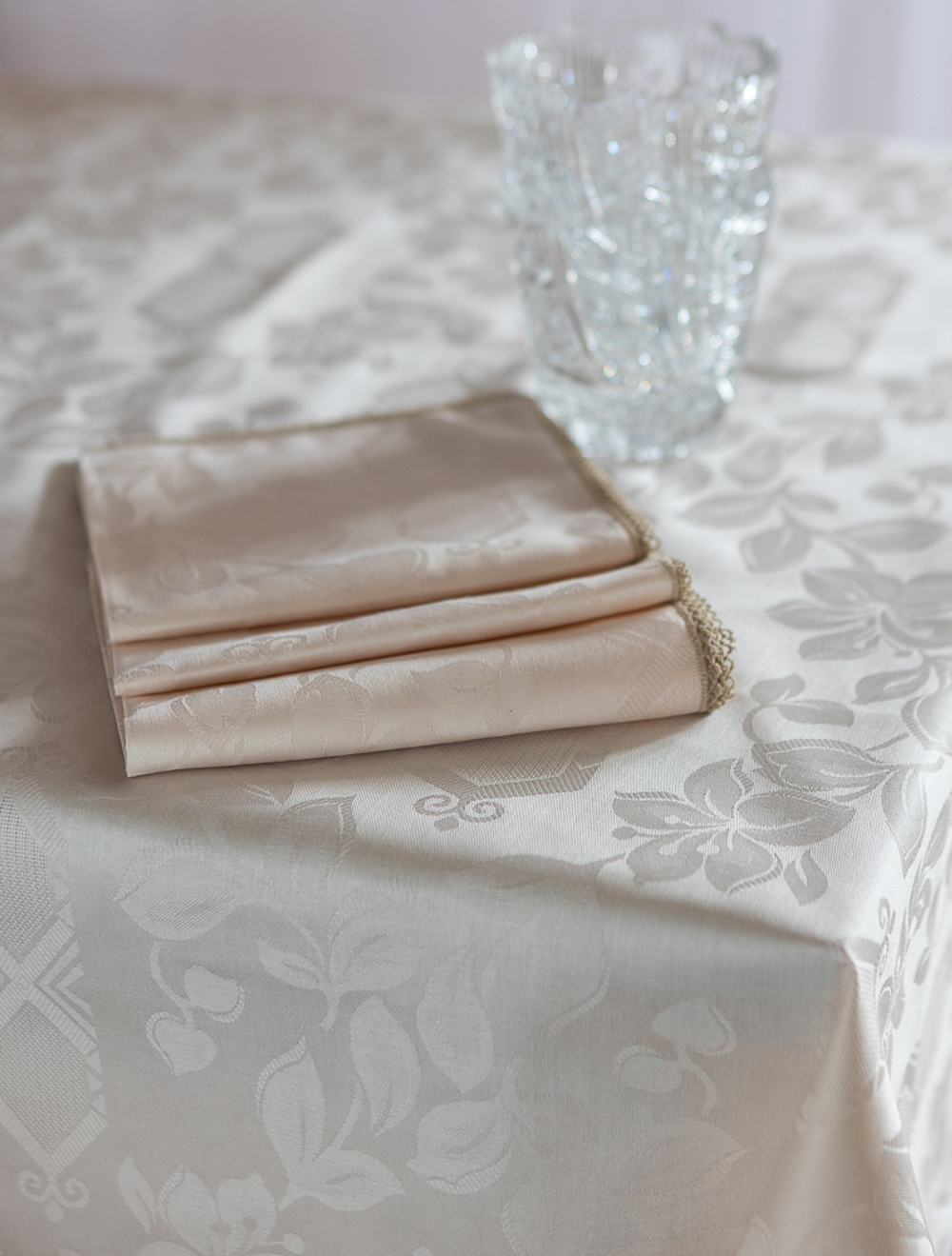 Скатерть 160 и 8 салфеток Confestyl Iris Bianco