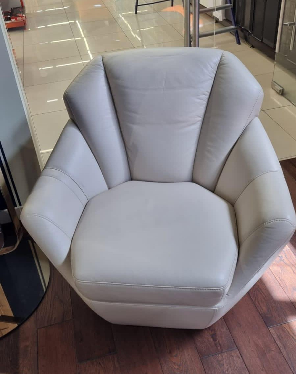 Кресло с пуфом Кристалл Britannica. Натуральная кожа, поворотный механизм.