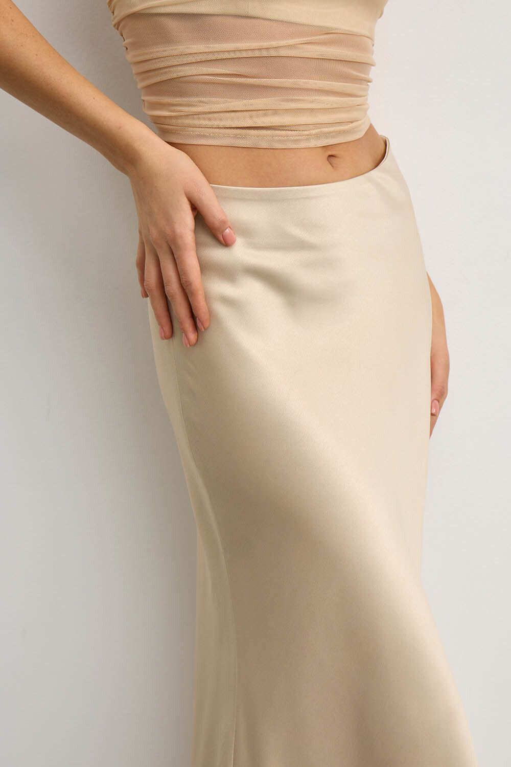 Юбка макси из атласа цвета шампань