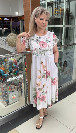 Белое, цветное с гипюровой вставкой, платье