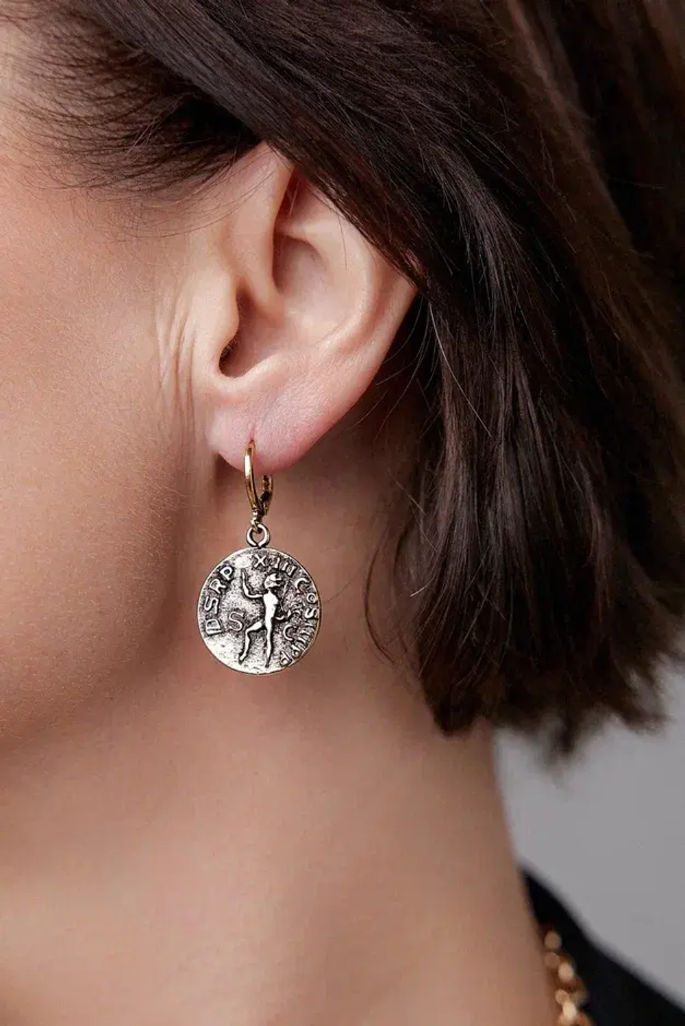 Серьги асимметричные с профилем римского императора Марка Аврелия, оттенок золото