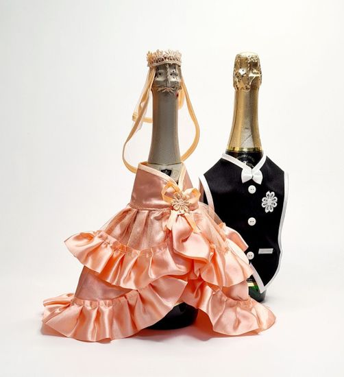 Украшение для бутылок шампанского на свадьбу в виде костюмов жениха и невесты