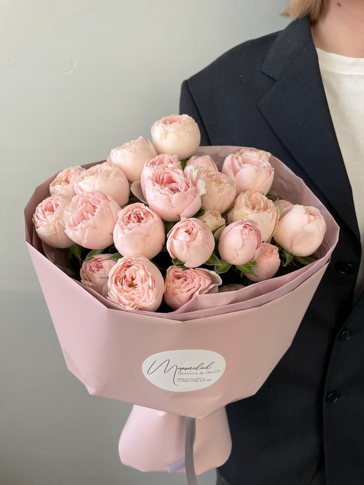 Сборный букет  с кустовой пионовидной розой и диантусами в оформлении