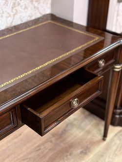 Письменный стол "Директор" с коричневой кожей