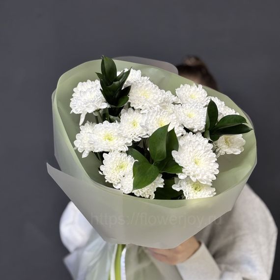 Букет из хризантем с рускусом