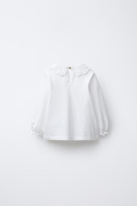 ZARA ФУТБОЛКА С ВЫШИВКОЙ НА ВОРОТНИКЕ, ЭКРЮ