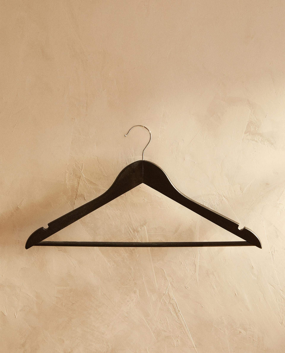 ZARA HOME ЛАКИРОВАННАЯ ДЕРЕВЯННАЯ ВЕШАЛКА (НАБОР ИЗ 3 ШТ.), ЧЕРНЫЙ