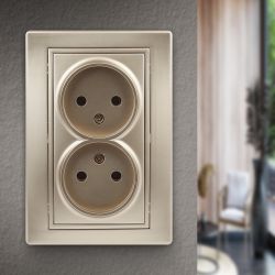 Розетка Intro Plano 1-204-04 без заземления двойная 2х2P, 16А-250В, IP20, СУ, Plano, шампань