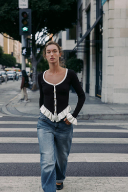 ZARA КАРДИГАН С КОНТРАСТНЫМИ ВОЛАНАМИ, ЧЕРНЫЙ/БЕЛЫЙ