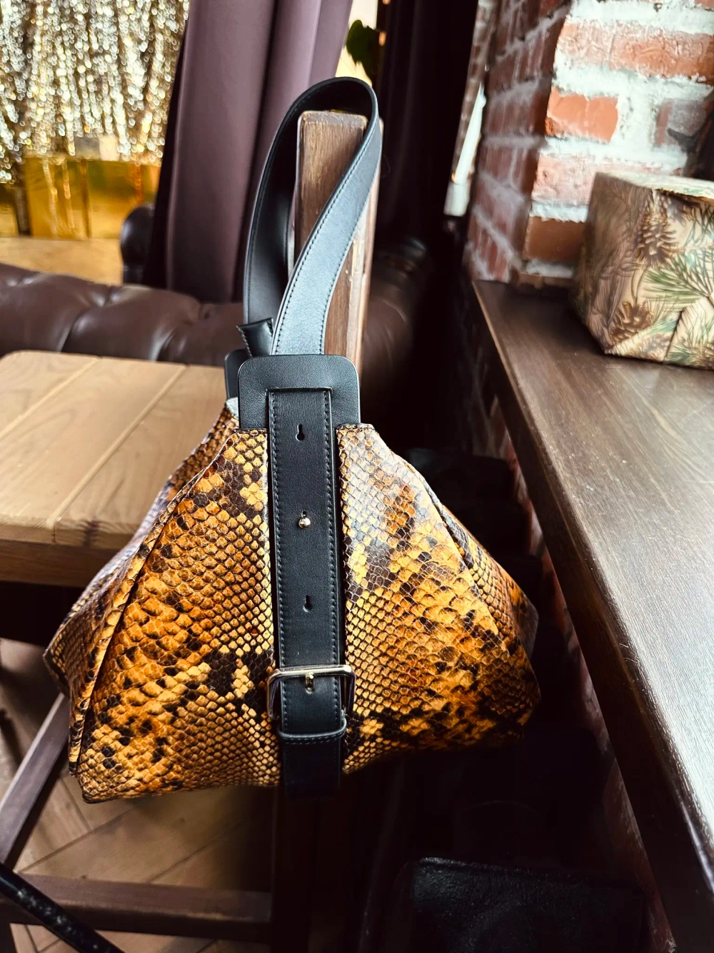 Женская рыжая сумка на плечо из натуральной кожи с тиснением питон