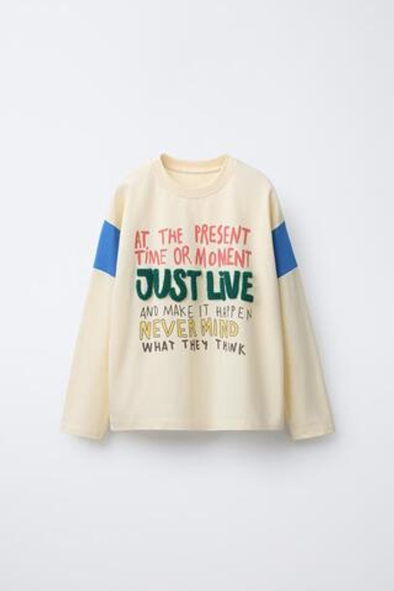 ZARA ФУТБОЛКА С ВОЛНИСТЫМ ТЕКСТОВЫМ ПРИНТОМ, ЭКРЮ