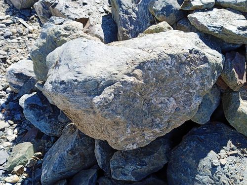 камень рванной формы