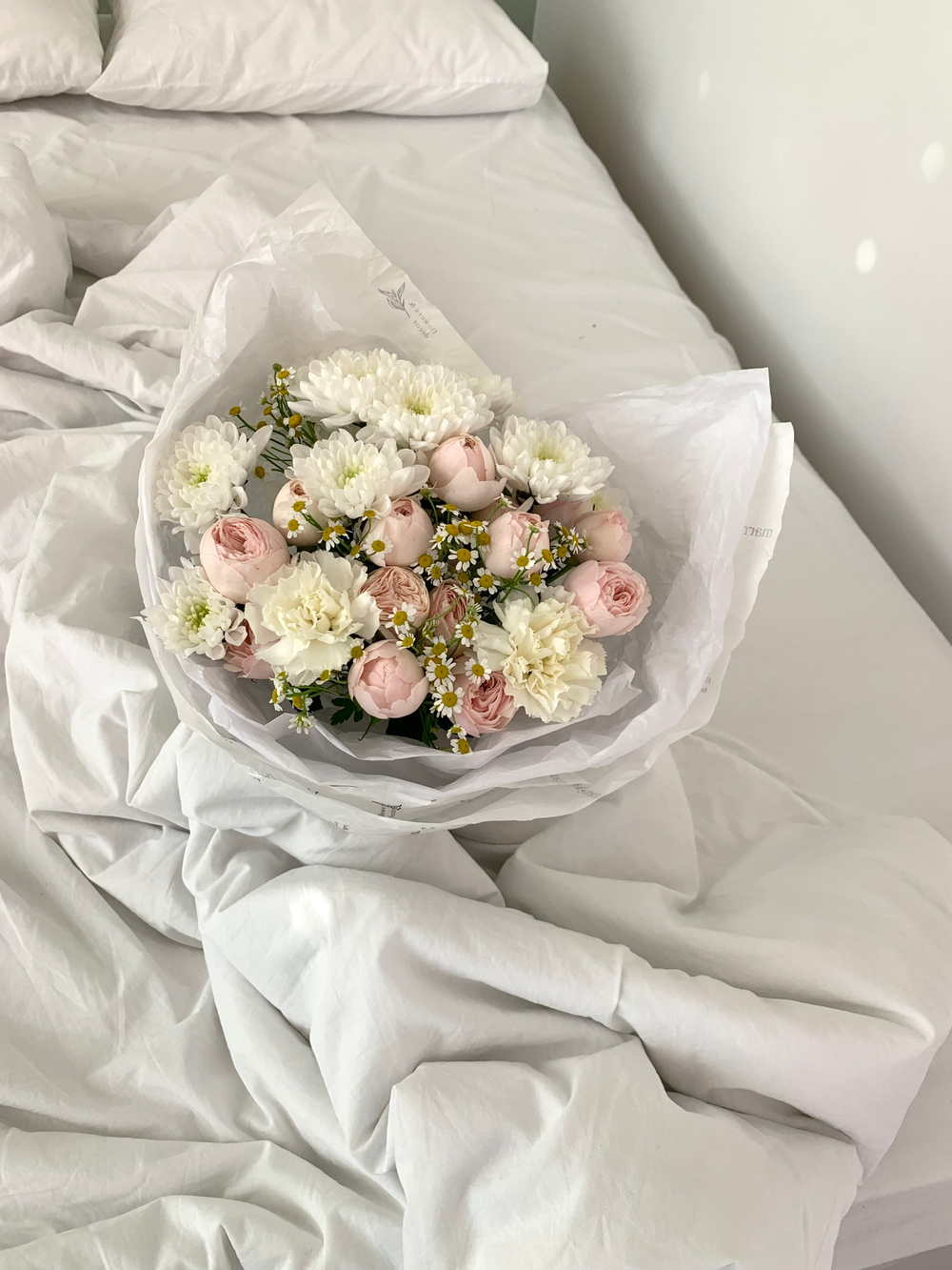 Букет из хризантемы, ромашки и кустовой пионовидной розы