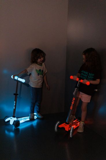 Самокат Maxi Micro Deluxe Glow Plus (светящийся) LED красное сияние