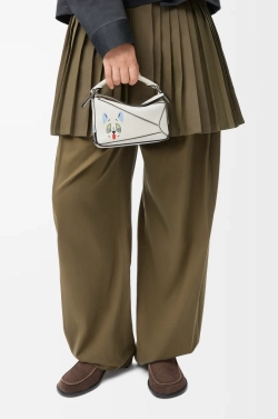 Loewe Мини-сумка Puzzle Futurist Cat из классической телячьей кожи, экрю