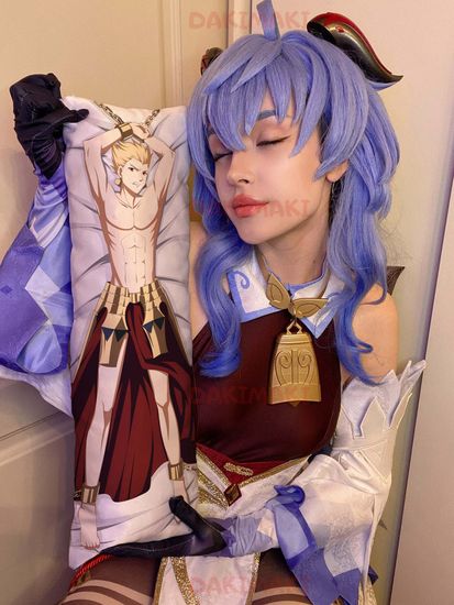 Мини дакимакура Гильгамеш из Судьба Вселенная арт. M0472, 60х20 см