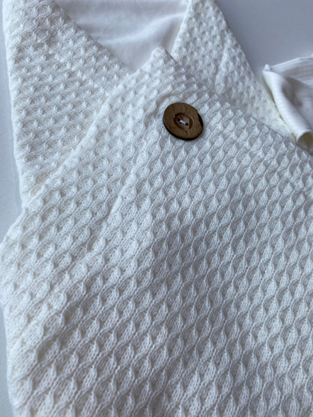 Вязаный комплект на выписку 2 предмета "Кнопка" (Одеяло, комбинезон) (Цвет: Белый)