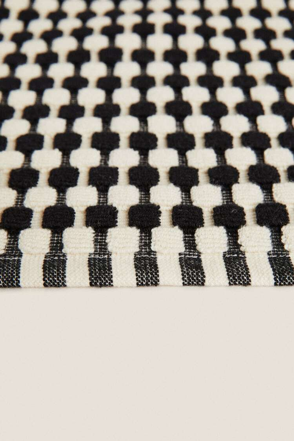 ZARA HOME РЕЛЬЕФНЫЙ КОВРИК ДЛЯ ВАННОЙ, ЧЕРНЫЙ