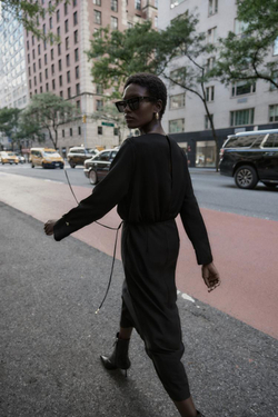 ZARA ПЛАТЬЕ МИДИ ИЗ КРЕПА С ПОЯСОМ, ЧЕРНЫЙ