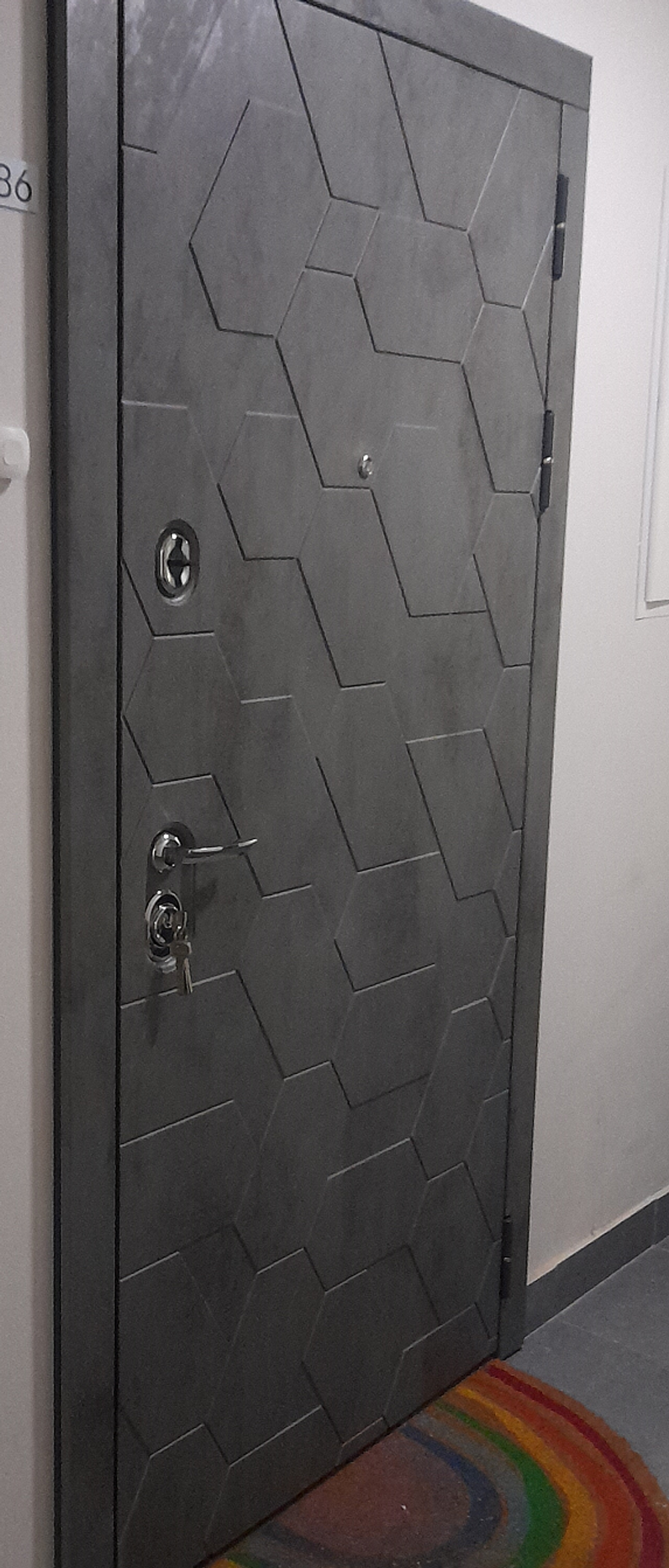 Входная дверь в квартиру с шумоизоляцией Сударь Дива (DIVA) МД-51 Темный бетон / рис. М7 Белый софт
